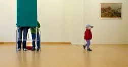 Personers ben sticker fram bakom röstbås.