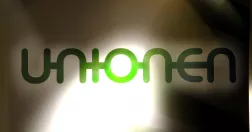 Unionens logotyp på skylt. Gröna bokstäver. Upplyst. 