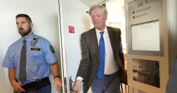 Victor Muller på väg ut ur tingsrätten.