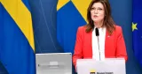 Arbetsmarknadsminister Eva Nordmark talar under en presskonferens.