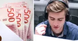 Femhundrakronorssedlar i bunt (till vänster), ung man med headset (till höger).