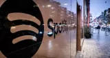 Bild från gatan på Spotifys huvudkontor i Stockholm. Skyltfönster med Spotifys namn och logotyp. 