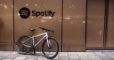 En parkerad cykel på trottoaren utanför Spotifys kontor i Stockholm. 