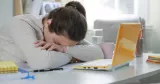 stressad kvinna vid datorn