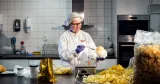 produktutvecklaren Inger Gustafsson på Estrella arbetar med att ta fram nya smaker.