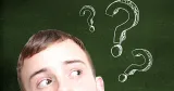 kille med frågetecken kring huvudet