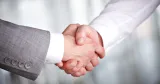 Två personer skakar hand.