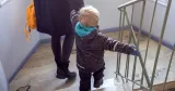 Mamma och barn går i en trappa