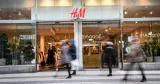 En butiksfasad hos H&M.