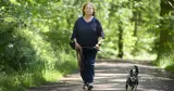 Ingrid på hundpromenad. 