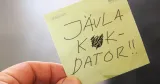 En post-it med texten "Jävsla kukdator"