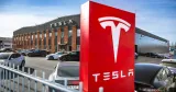 Unionen varslar om ny blockad mot Tesla – WAECO förbjuds utföra arbete från 3 november. Facklig kamp fortsätter för kollektivavtal. En röd Tesla-skylt i fronten mot en byggnad i bakgrunden