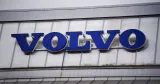 Tjänstemän på Volvo Cars-fabriken i Göteborg går igenom information om uppsägningar – cirka 1 000 personer får lämna företaget