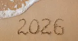 Röda dagar 2026 - så maxar du ledigheten. På bild en strand med siffrorna 2026 skrivet i sanden. 