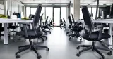Kontorsstolar i ett ljust kontor som används för att belysa fråga om det är tillåtet att ta arbetsplatsens saker hem.