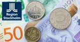 Svenska sedlar och mynt med Region Stockholms logotyp som symboliserar en tvist om löneökning för en sjukskriven administratör.