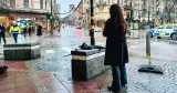 Gatumiljö i centrala Stockholm med en person sedd bakifrån och polisbil i bakgrunden. Bilden illustrerar en arbetsrättslig tvist som lett till ny stämning.