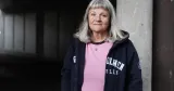 Bild på kvinna i rosa tröja