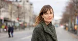 Specialistpsykolog Anna Wickberg står utomhus på en stadsgata.