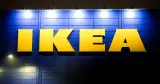 Gul Ikea-logotyp på en blå fasad.