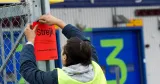 Anställd sätter upp lapp om strejk