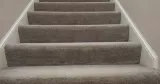 Trappa med heltäckningsmatta.